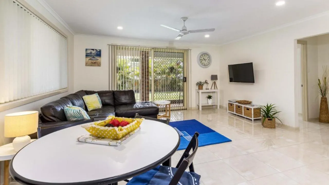 Ferienhaus Comfortable Lowset Family Home Only Minutes From The Water! Tarooki St, Bellara