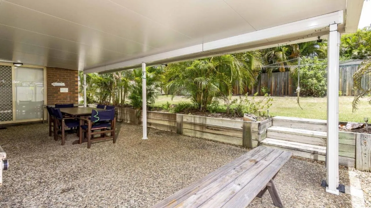 Comfortable Lowset Family Home Only Minutes From The Water! Tarooki St, Bellara Ferienhaus